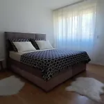 Leona Apartment-perfect For Four Split