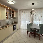Leona Apartment-perfect For Four Split