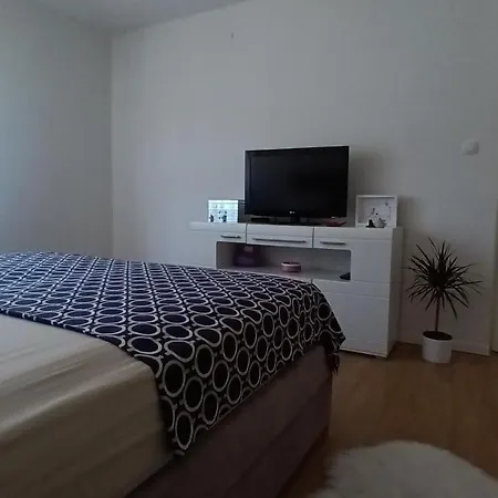 Leona Apartment-perfect For Four Split