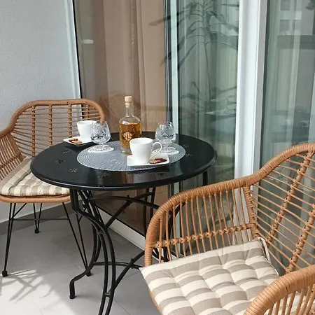 Leona Apartment-perfect For Four سبليت