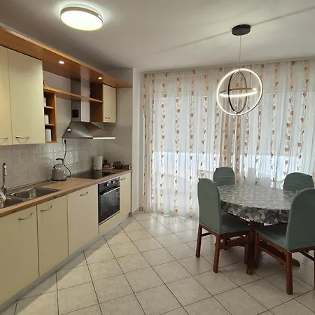 Leona Apartment-perfect For Four سبليت