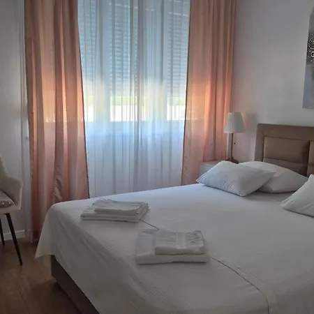 Leona Apartment-perfect For Four Split