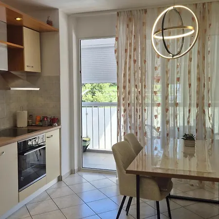 Leona Apartment-perfect For Four