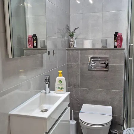 Leona Apartment-perfect For Four Apartment *