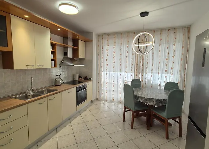 Leona Apartment-perfect For Four Split