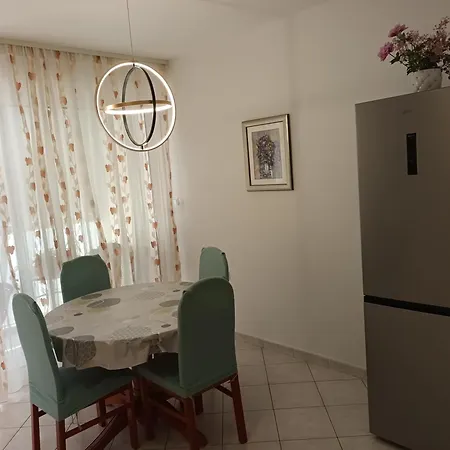 Leona Apartment-perfect For Four Apartment *